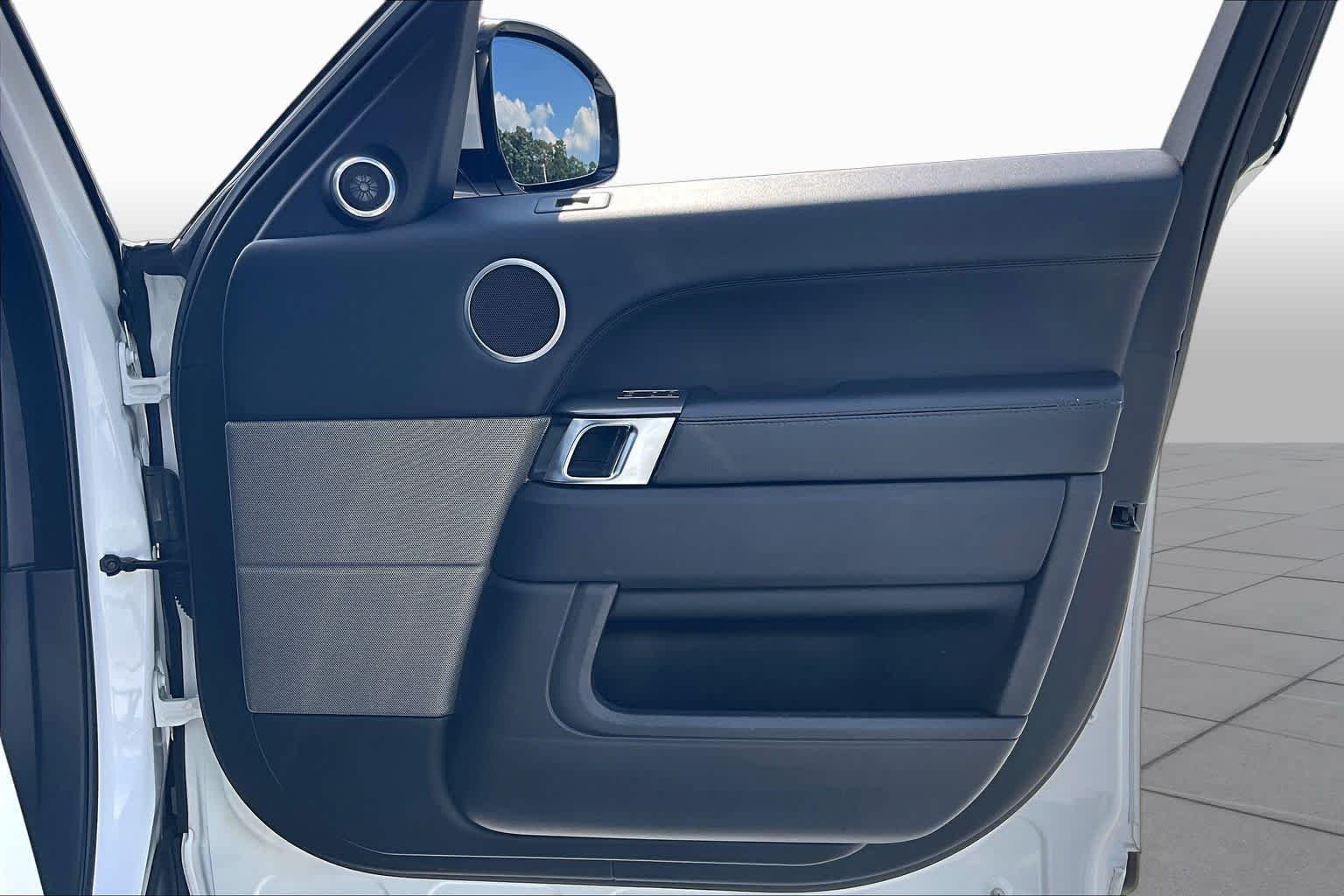 Used 2017 Fuji White Land Rover SE image 22