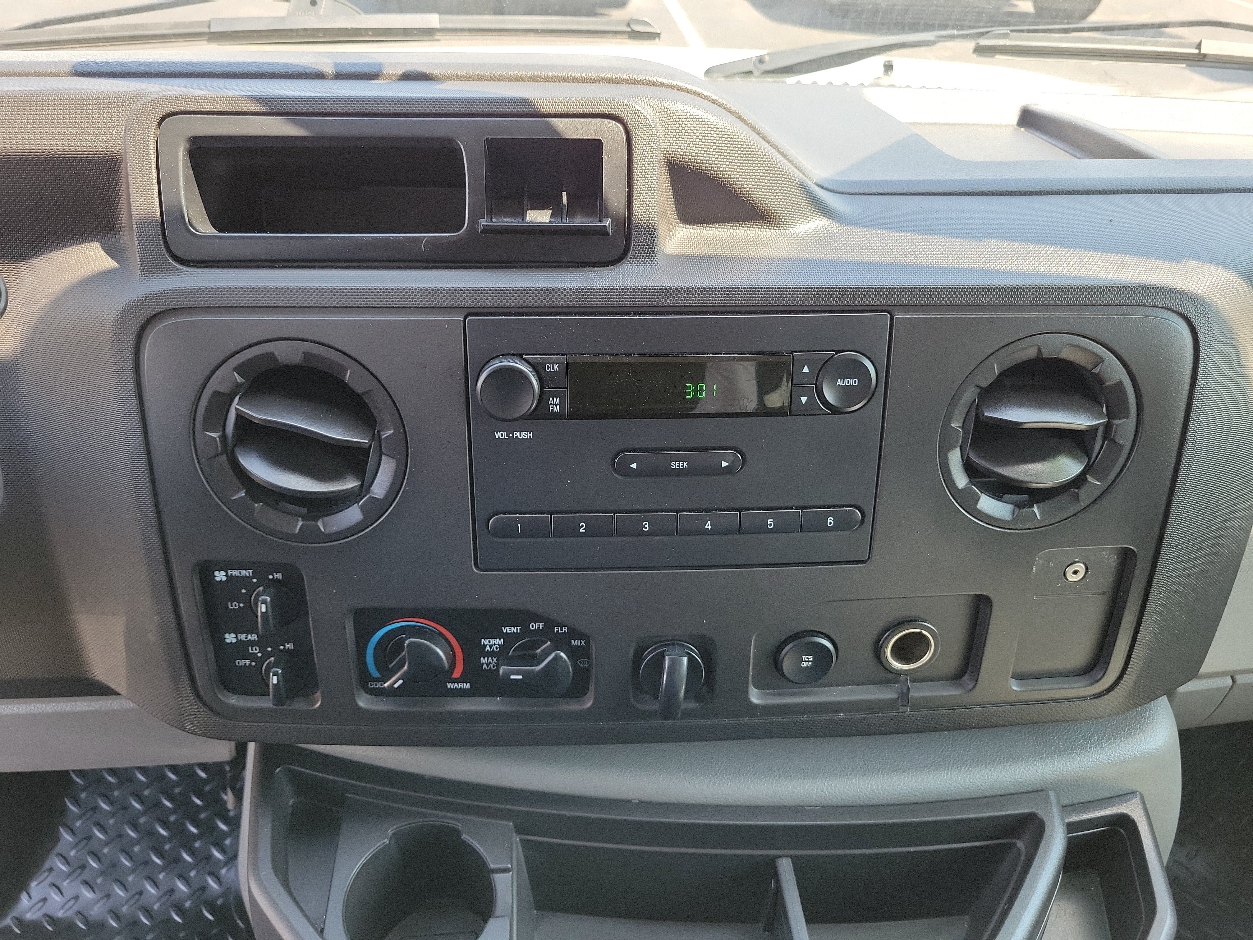 Used 2014  Ford XL image 25