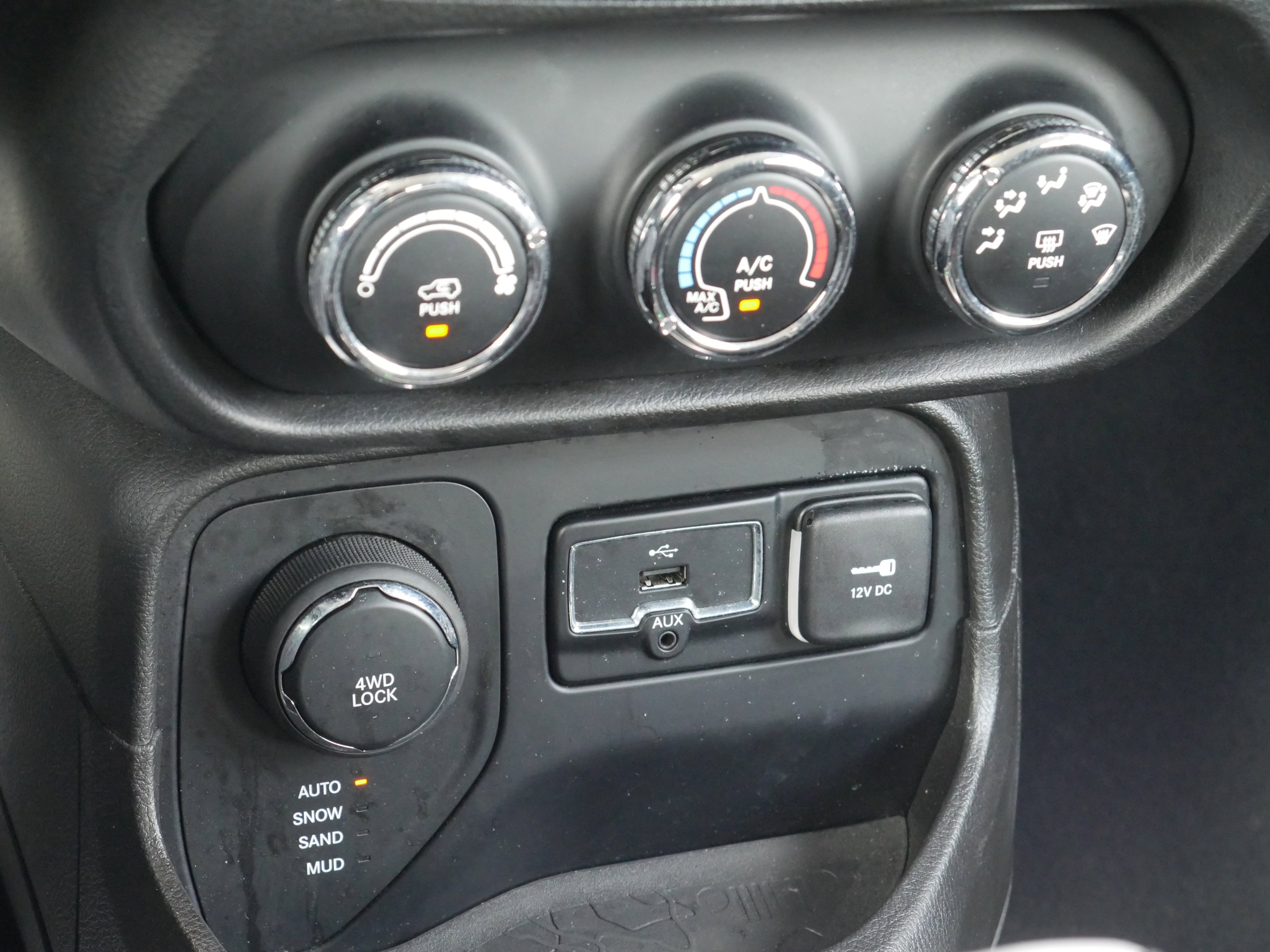 Used 2017 Alpine White Jeep Latitude image 13