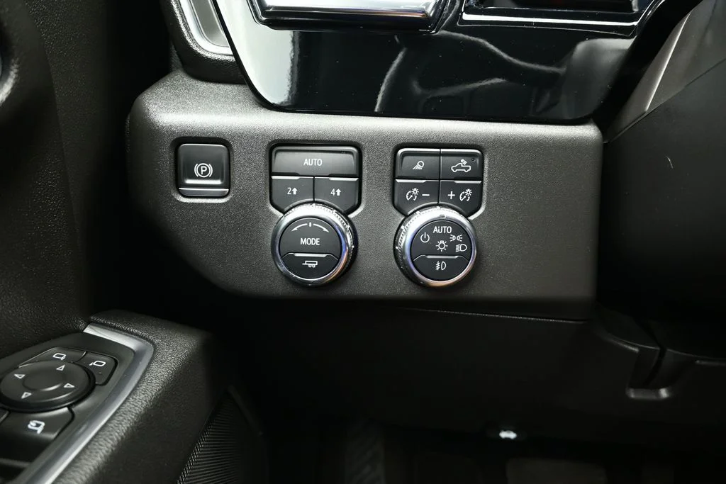 Used 2025 Silver GMC SLT image 22
