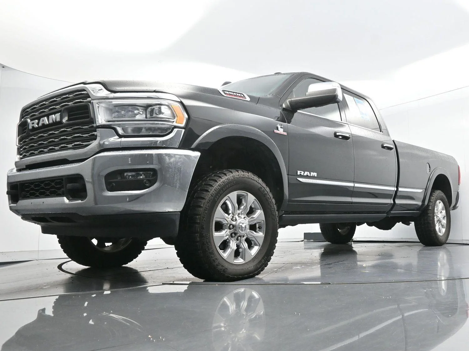 Used 2022 Diamond Black Crystal Pearlcoat Ram Limited image 44