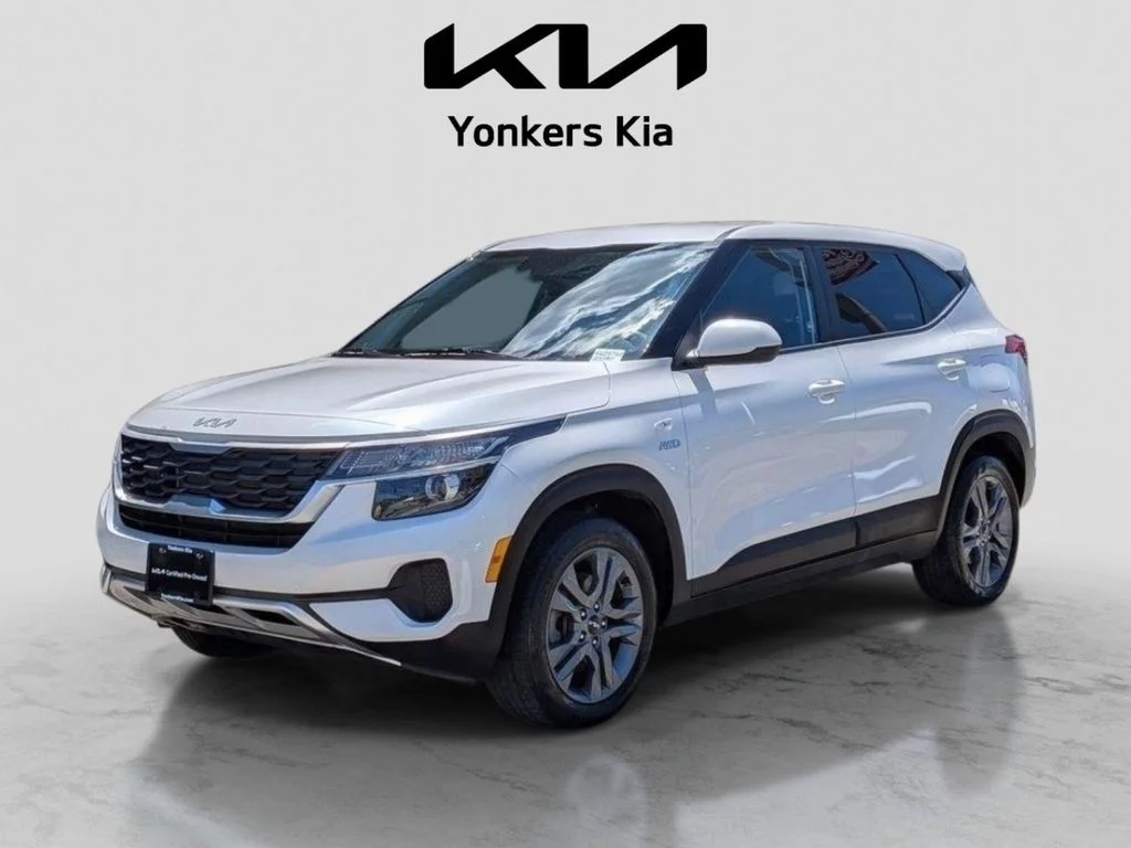 Used 2022 White Kia LX image 1