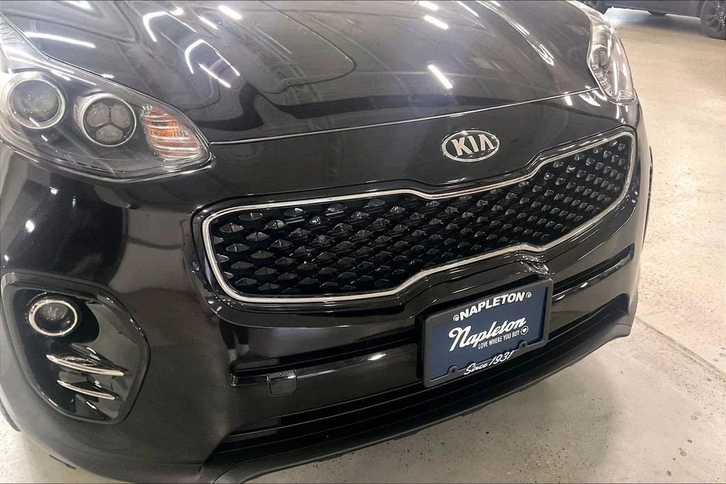 Used 2017 Red Kia EX image 31