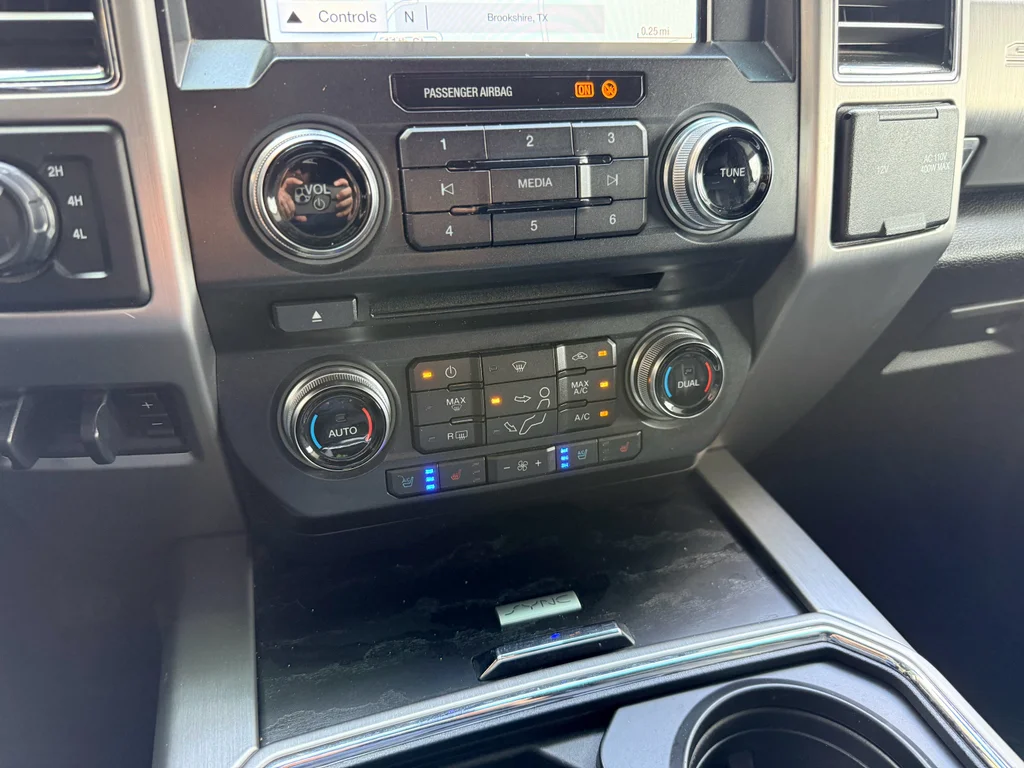 Used 2018 White Platinum Metallic Tri-Coat Ford Platinum image 24