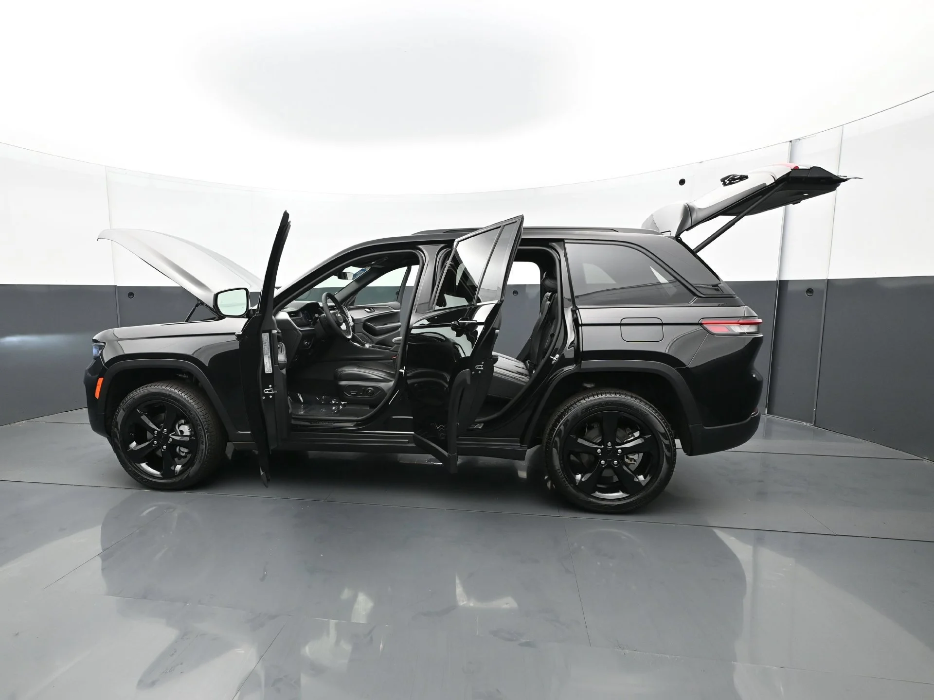 Used 2025 Diamond Black Crystal Pearlcoat Jeep Limited image 35
