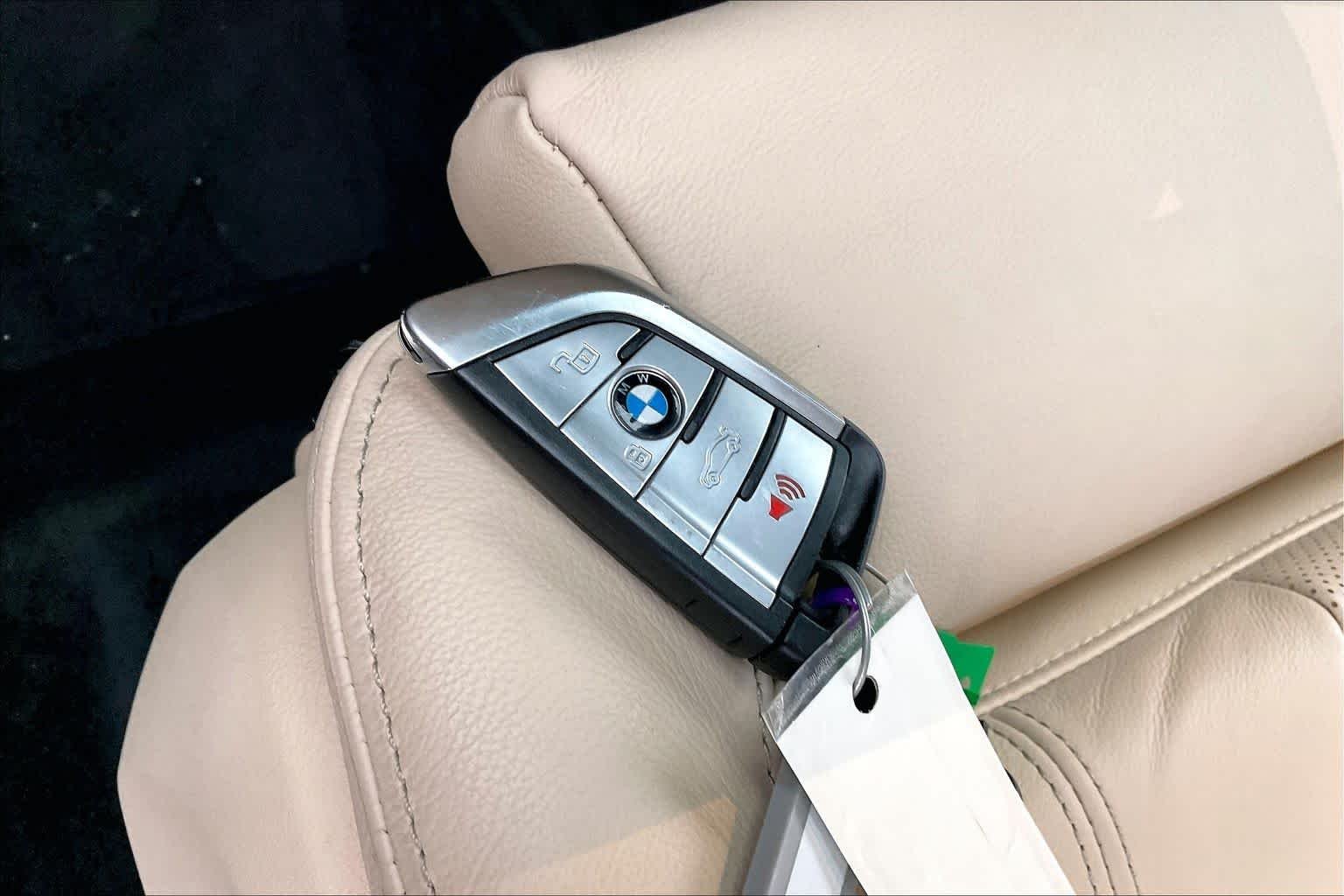 Used 2022 Arctic Grey Metallic BMW sDrive40i image 15