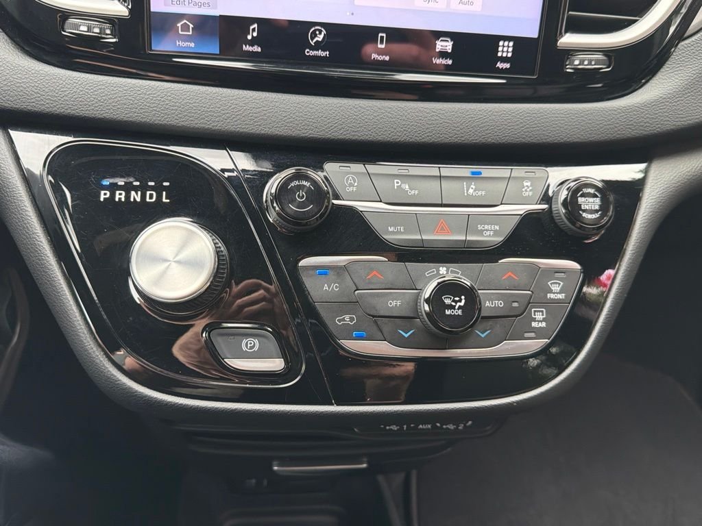Used 2025 White Chrysler Select image 23