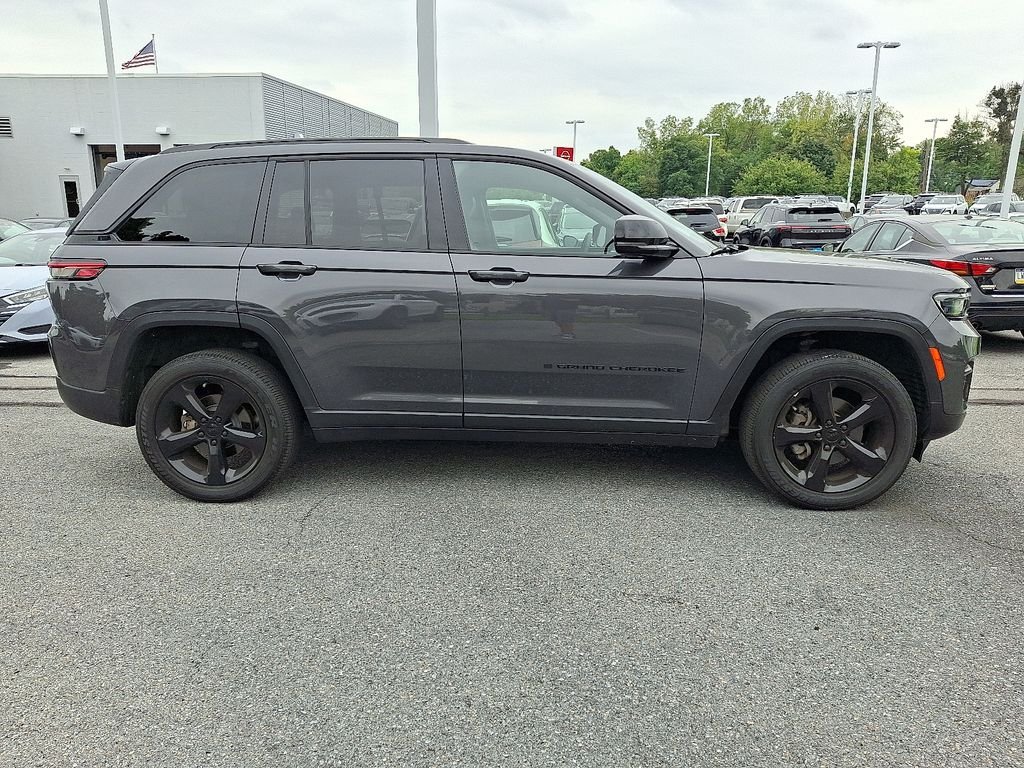Used 2024 Gray Jeep Altitude image 7