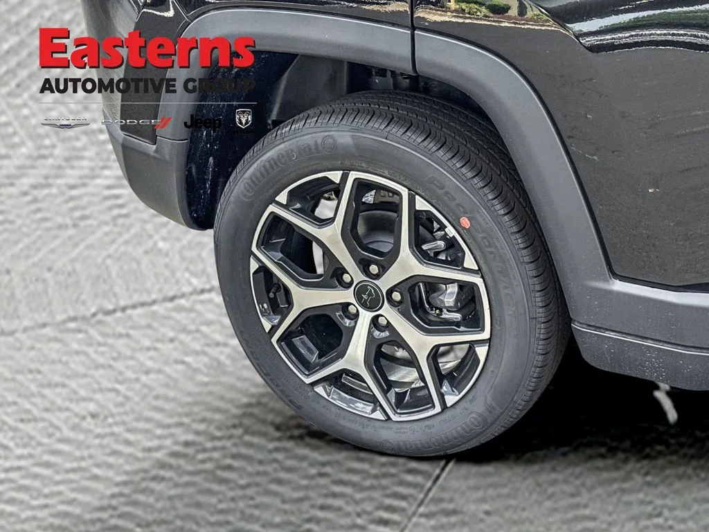 New 2026 Diamond Black Crystal Pearl-Coat Exterior Paint Jeep Limited image 25