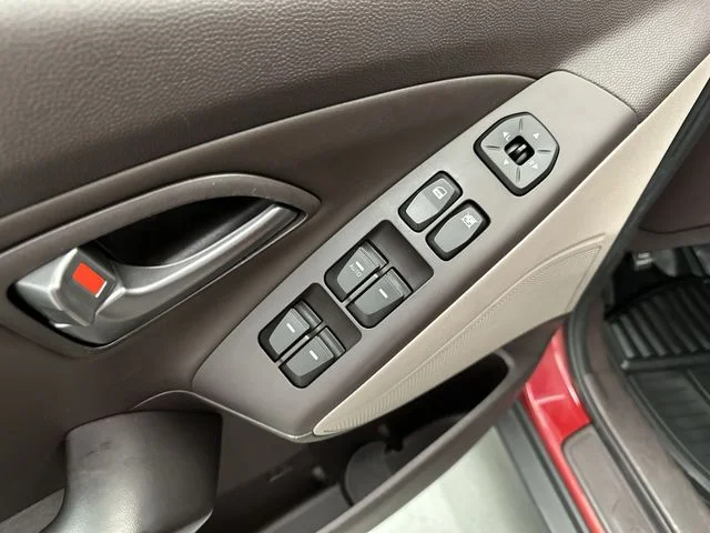 Used 2015 Red Hyundai SE image 18