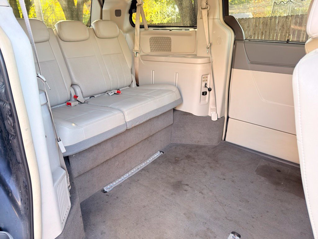 Used 2009 Blue Chrysler Touring image 33