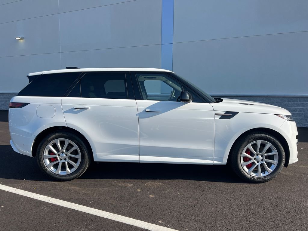 Used 2024 White Land Rover Dynamic SE image 9