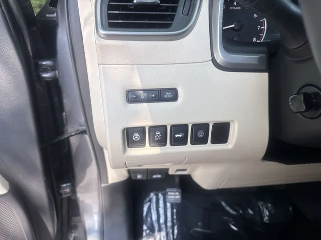 Used 2022 Gray Nissan Platinum image 26