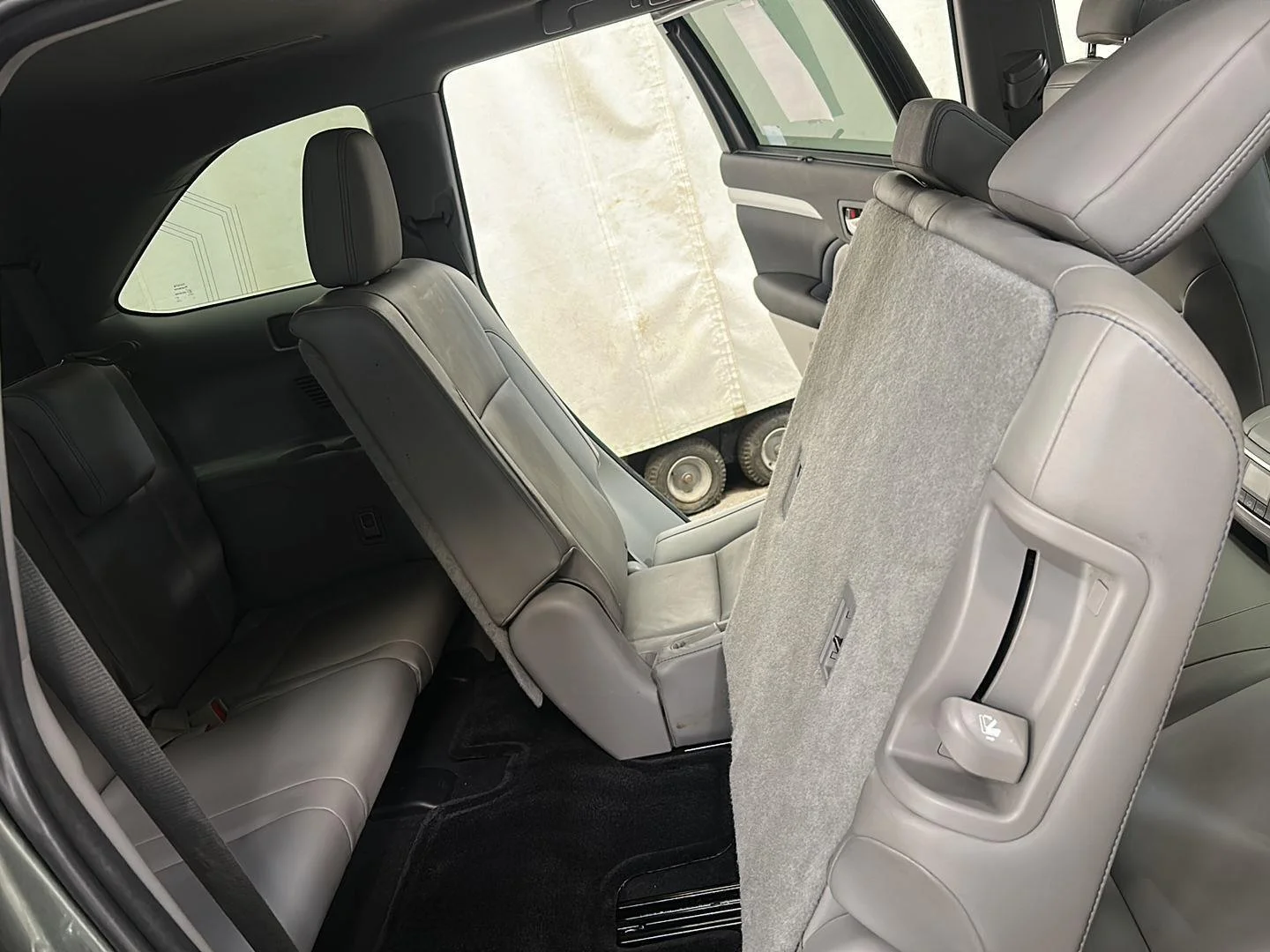 Used 2015 ALUMINA JADE METALLIC TOYOTA XLE image 30