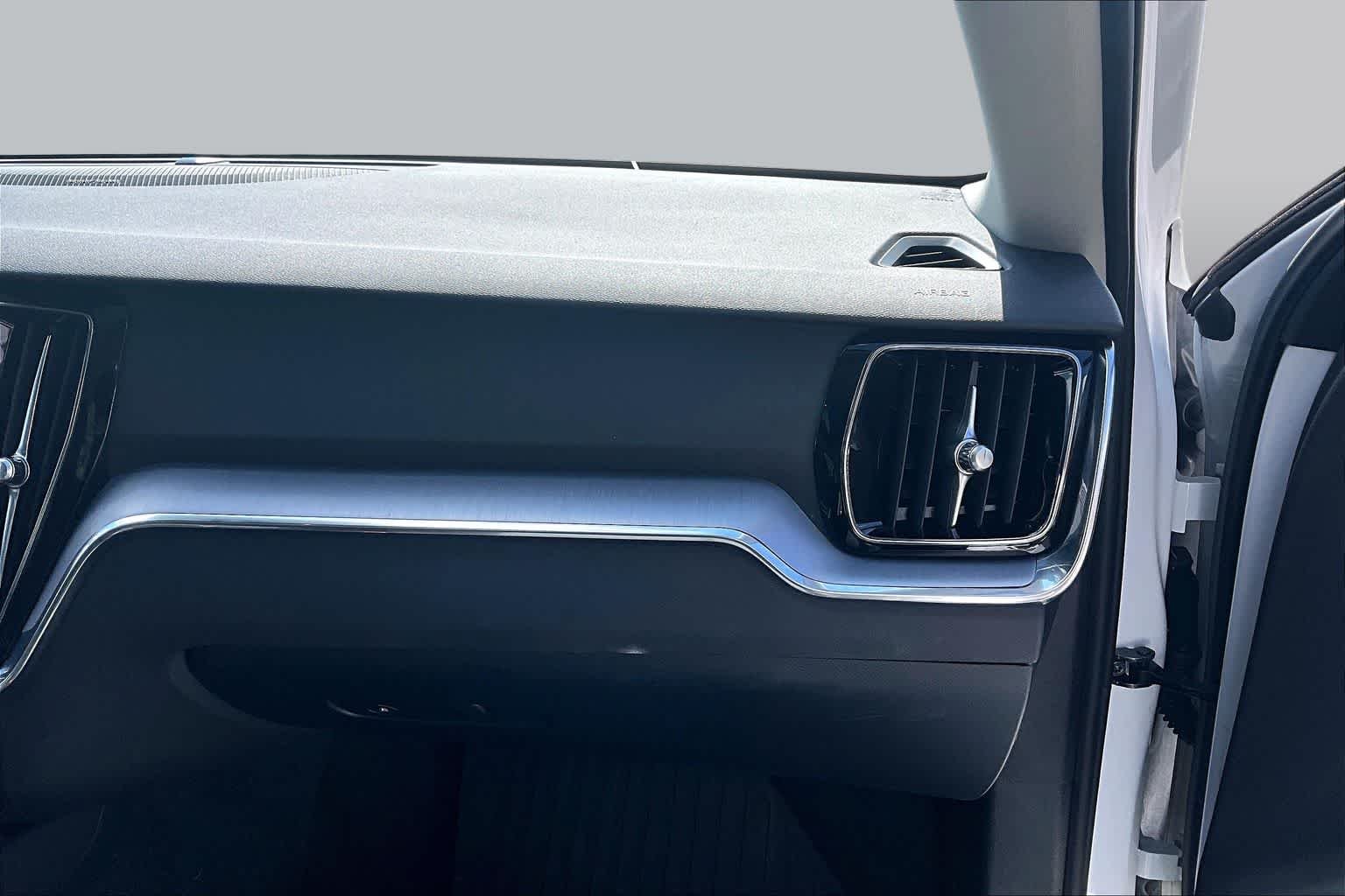 Used 2020 Crystal White Pearl Metallic Volvo Momentum image 19