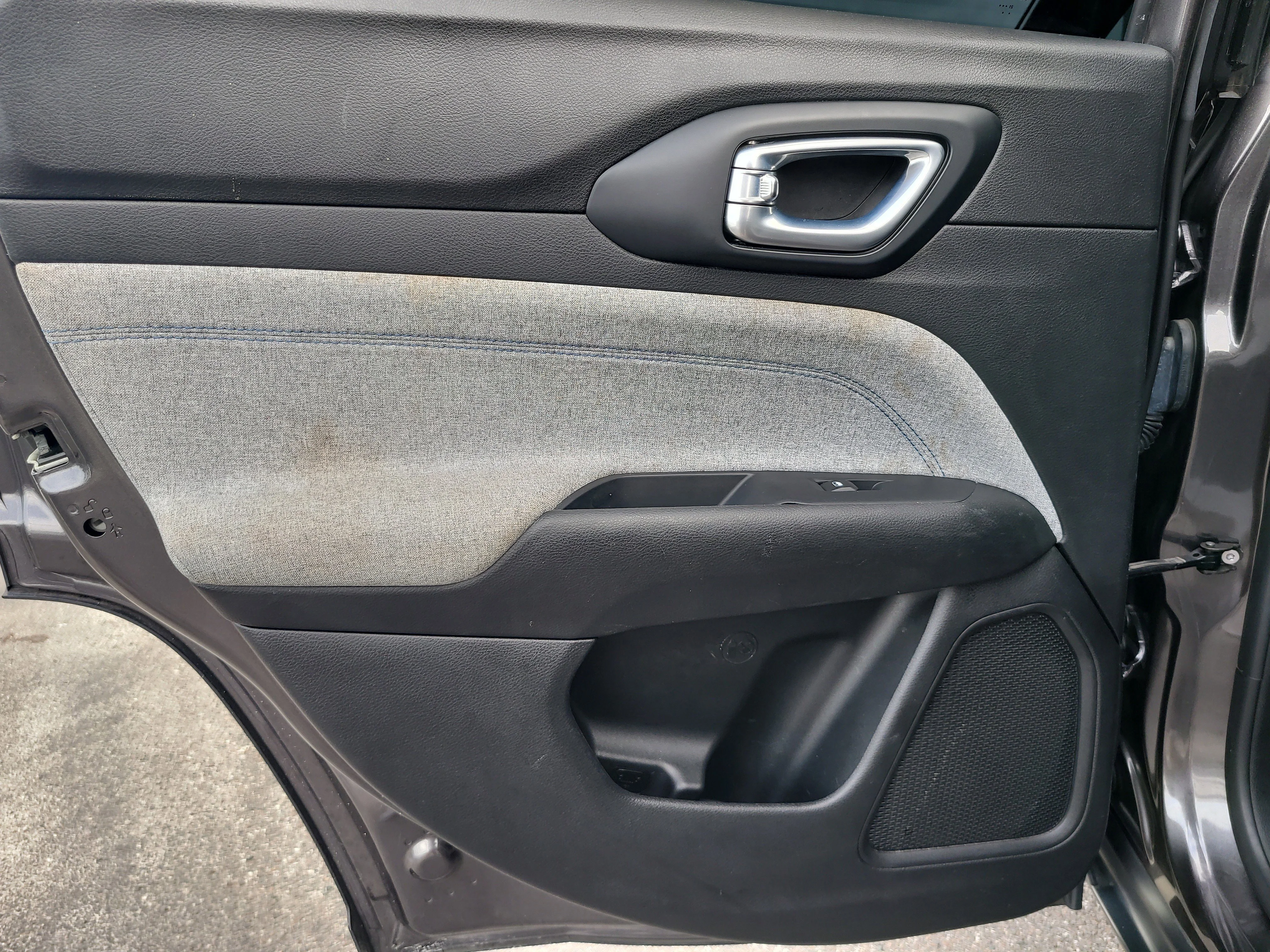 Used 2022 Granite Crystal Metallic Clearcoat Jeep Latitude image 10