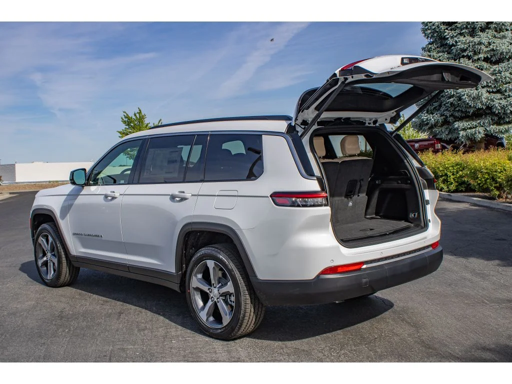 New 2026 Bright White Clear-Coat Exterior Paint Jeep Limited image 9