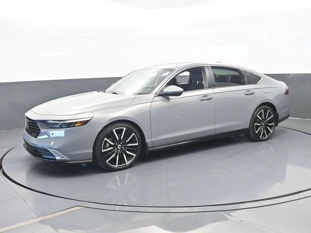 Used 2024 Solar Silver Metallic Honda Touring image 2