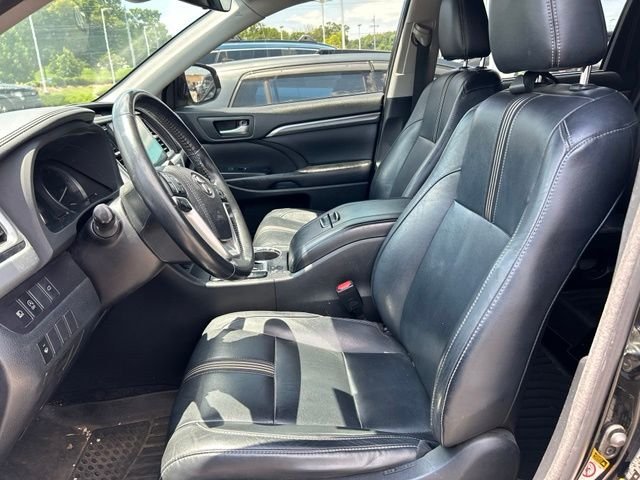 Used 2018 Midnight Black Metallic Toyota SE image 5
