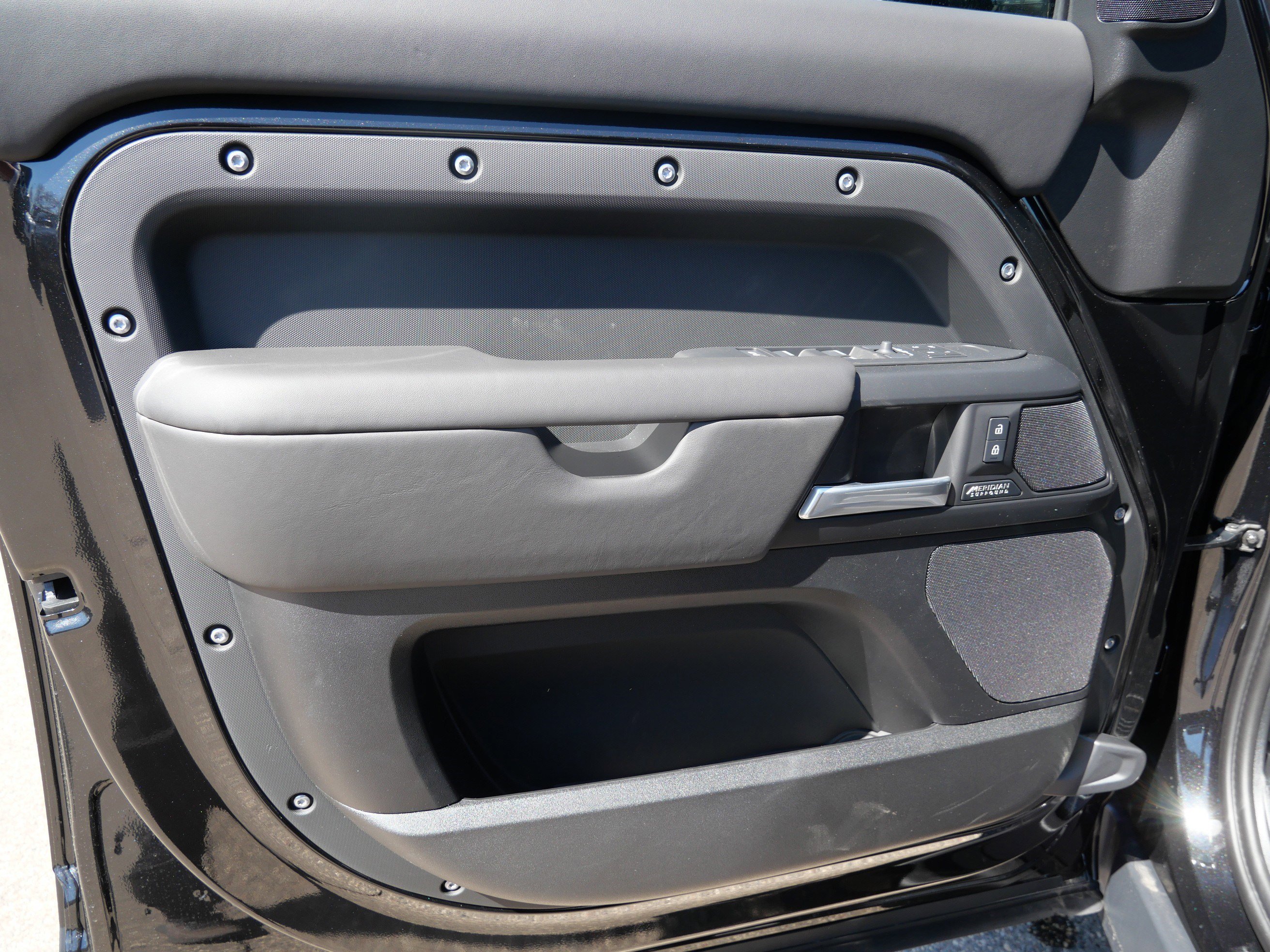 New 2026 Santorini Black LAND ROVER X-Dynamic SE image 4
