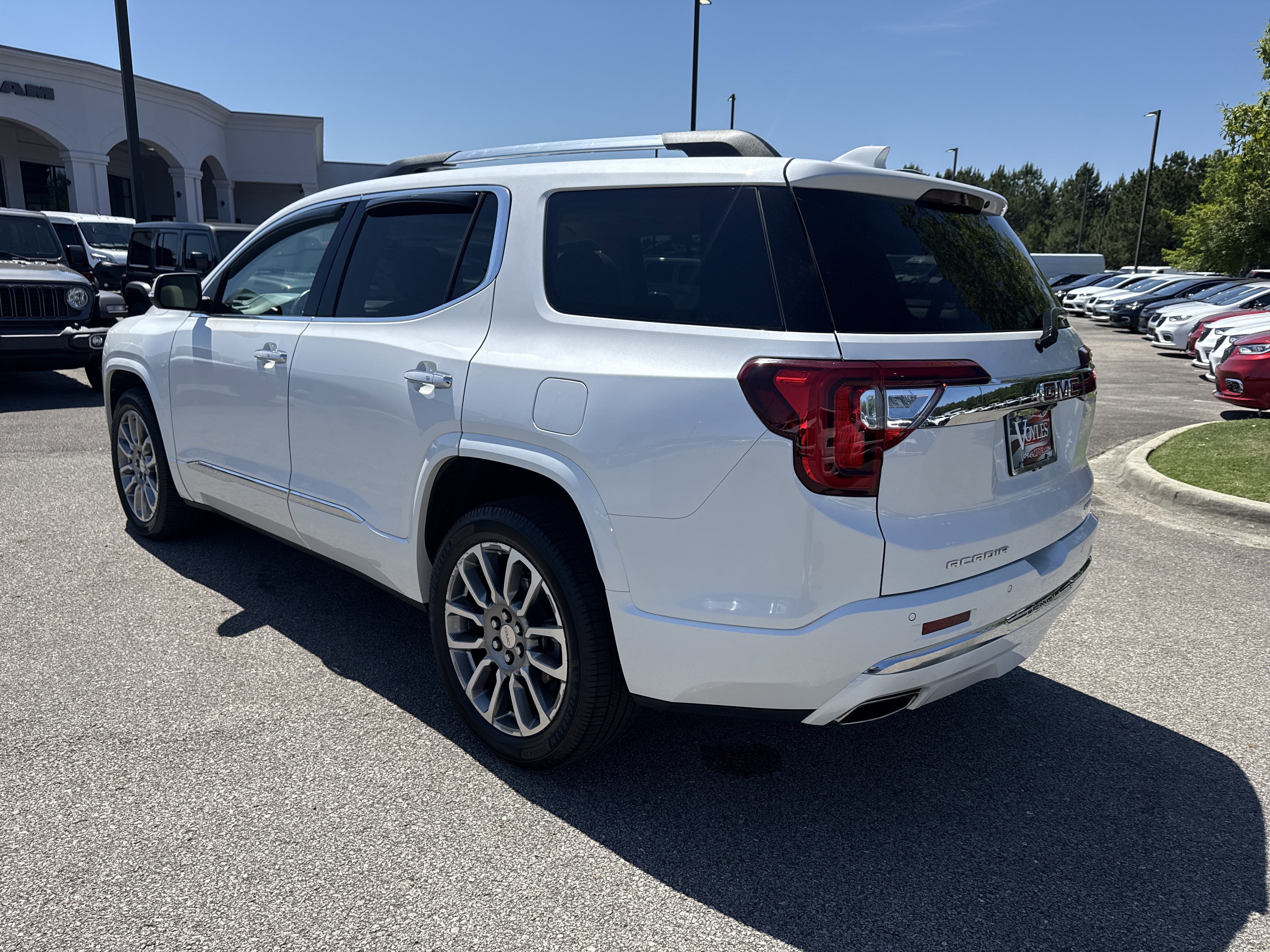 Used 2022 White Frost Tricoat GMC Denali image 5