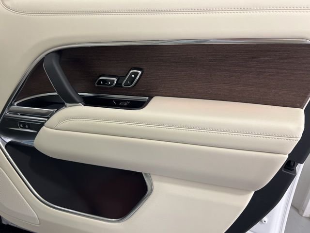 New 2026 Fuji White Land Rover SE image 22
