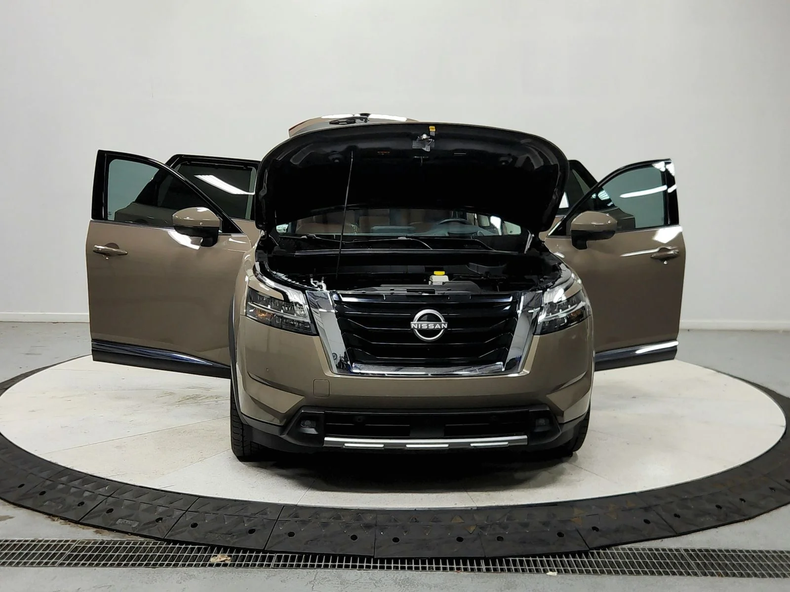 Used 2023  Nissan Platinum image 11