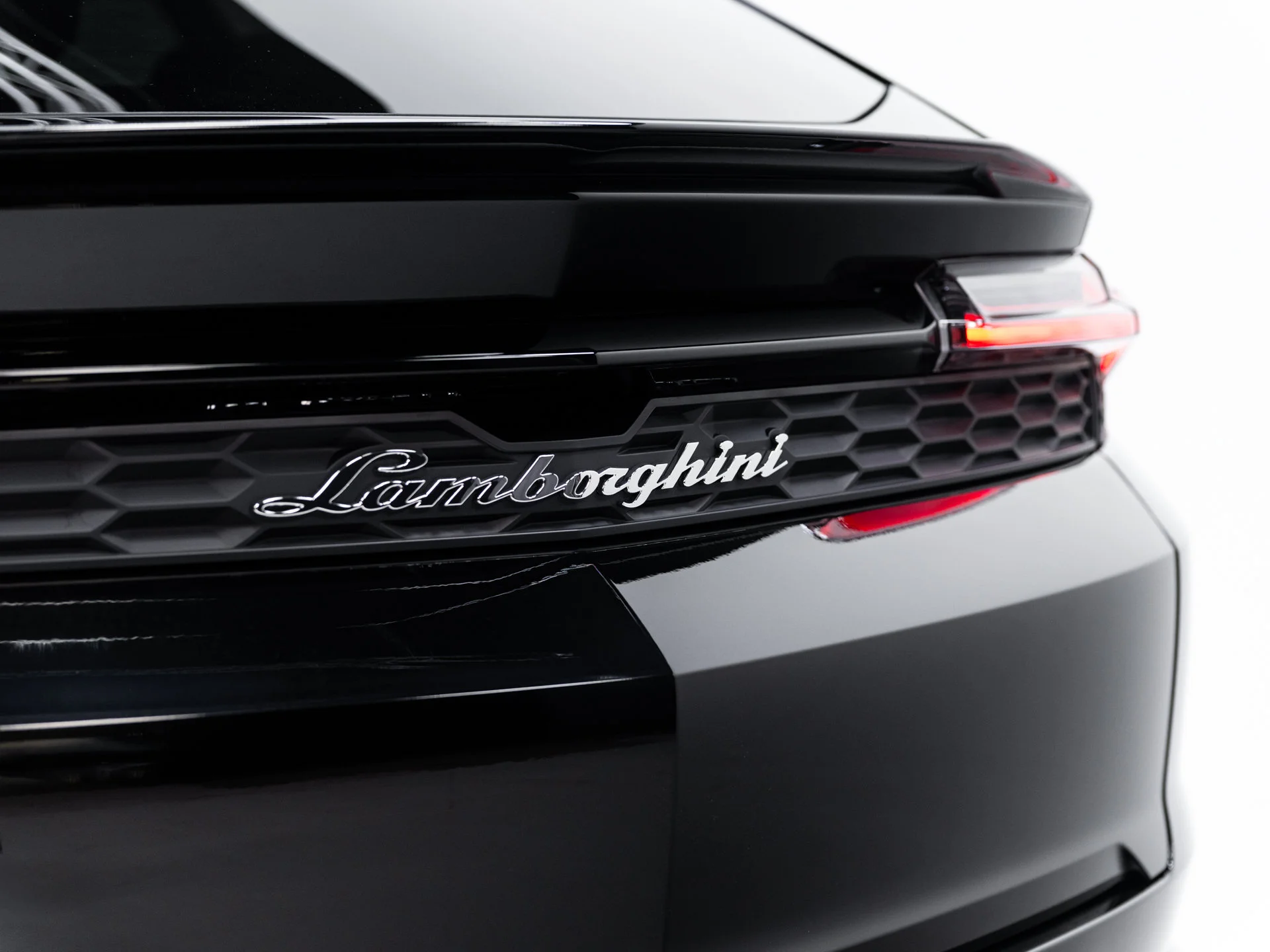 Used 2025 Nero Noctis Metallic Lamborghini SE image 27