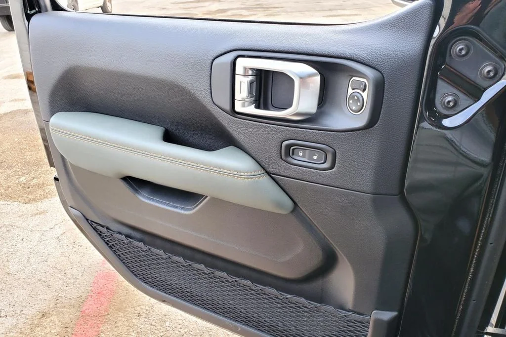 New 2025 Black Jeep Mojave image 11