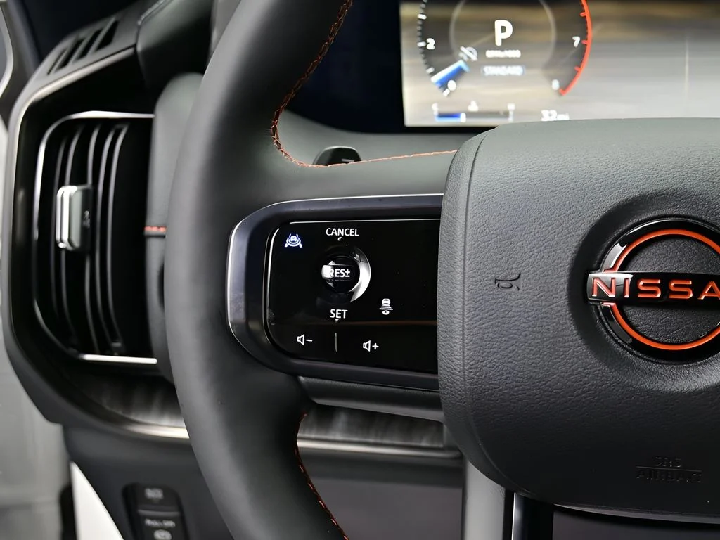 New 2025 2t Wht Blk Nissan PRO-4X image 13