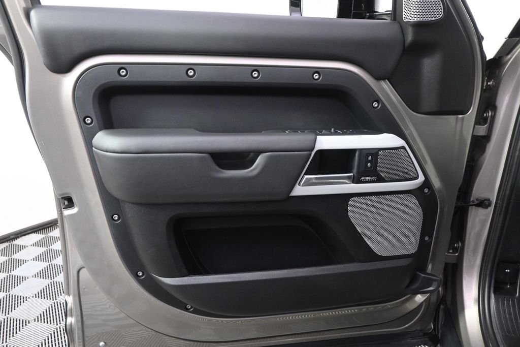 Used 2023  Land Rover X-Dynamic SE image 20