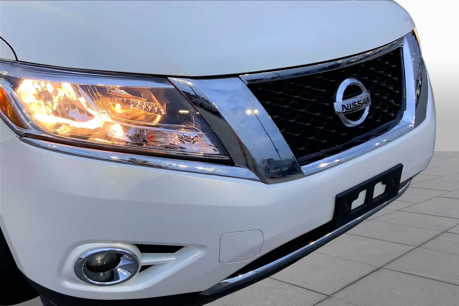 Used 2014 Moonlight White Nissan SL image 29
