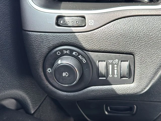 Used 2019 Gray Jeep Latitude Plus image 24