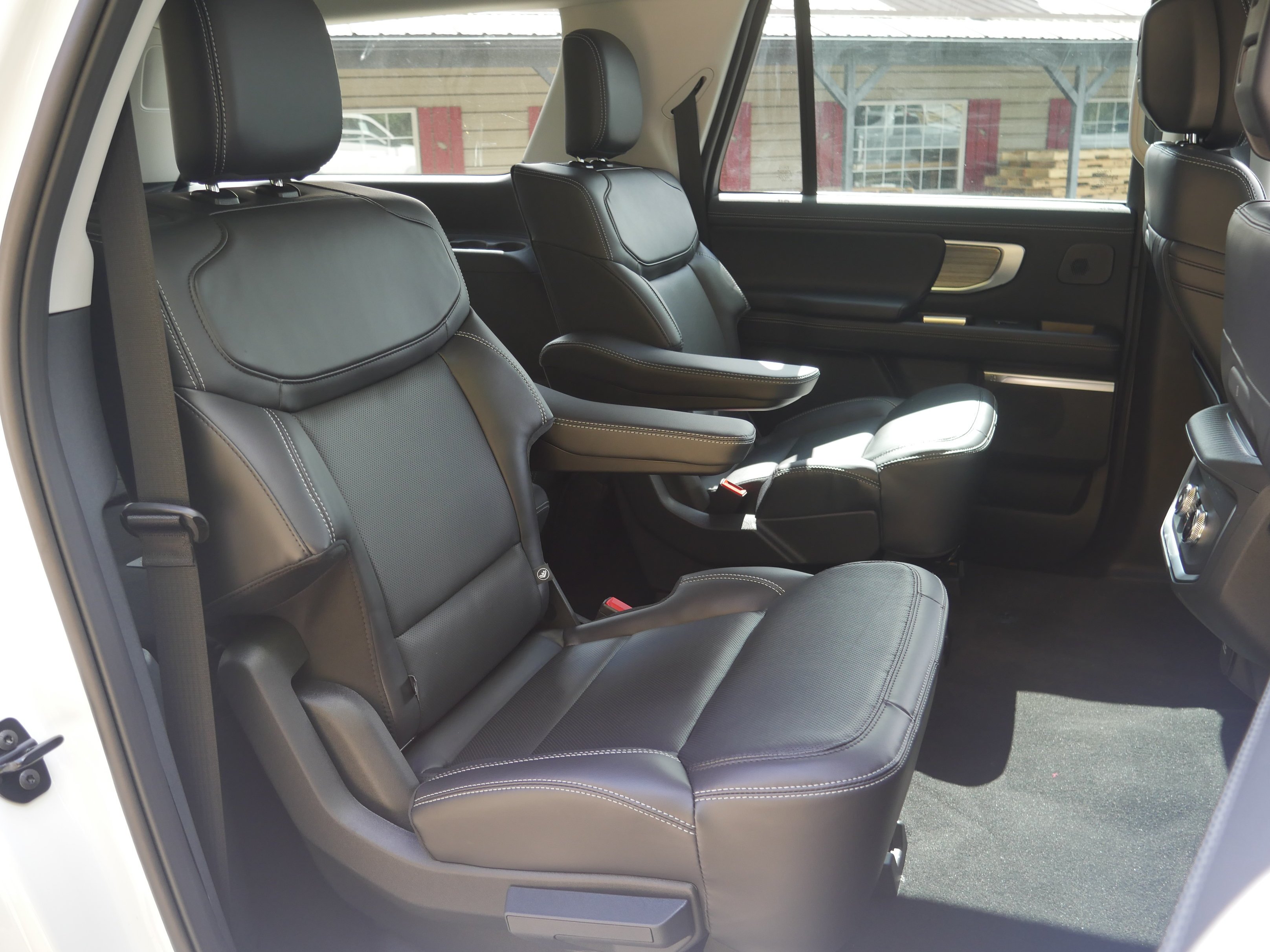 New 2027 Star White Metallic Tri-Coat Ford MAX Platinum image 32