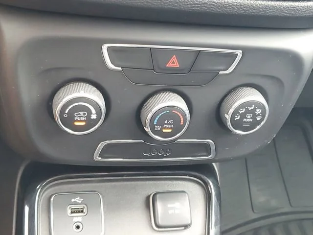 Used 2018 Diamond Black C Jeep Altitude image 17