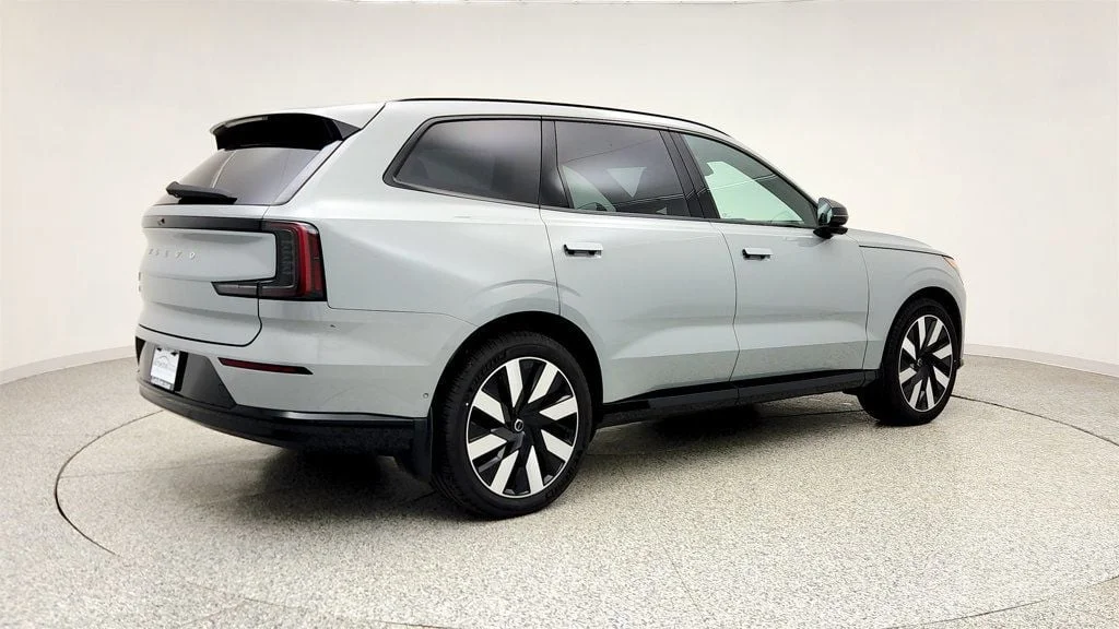 Used 2025 Vapour Grey Metallic Volvo Twin Motor Ultra 7-Seater image 5