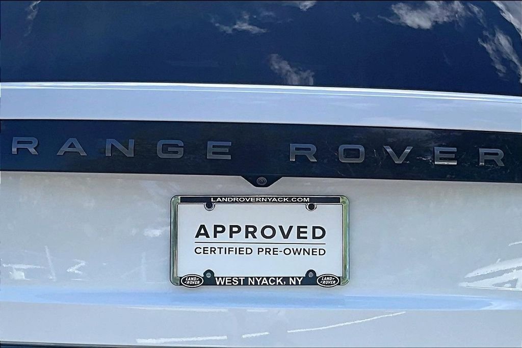 Used 2023 White Land Rover SE image 32