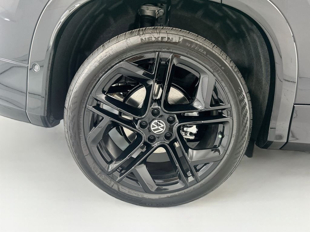 New 2026 Deep Black Pearl Volkswagen SE R-Line Black image 31