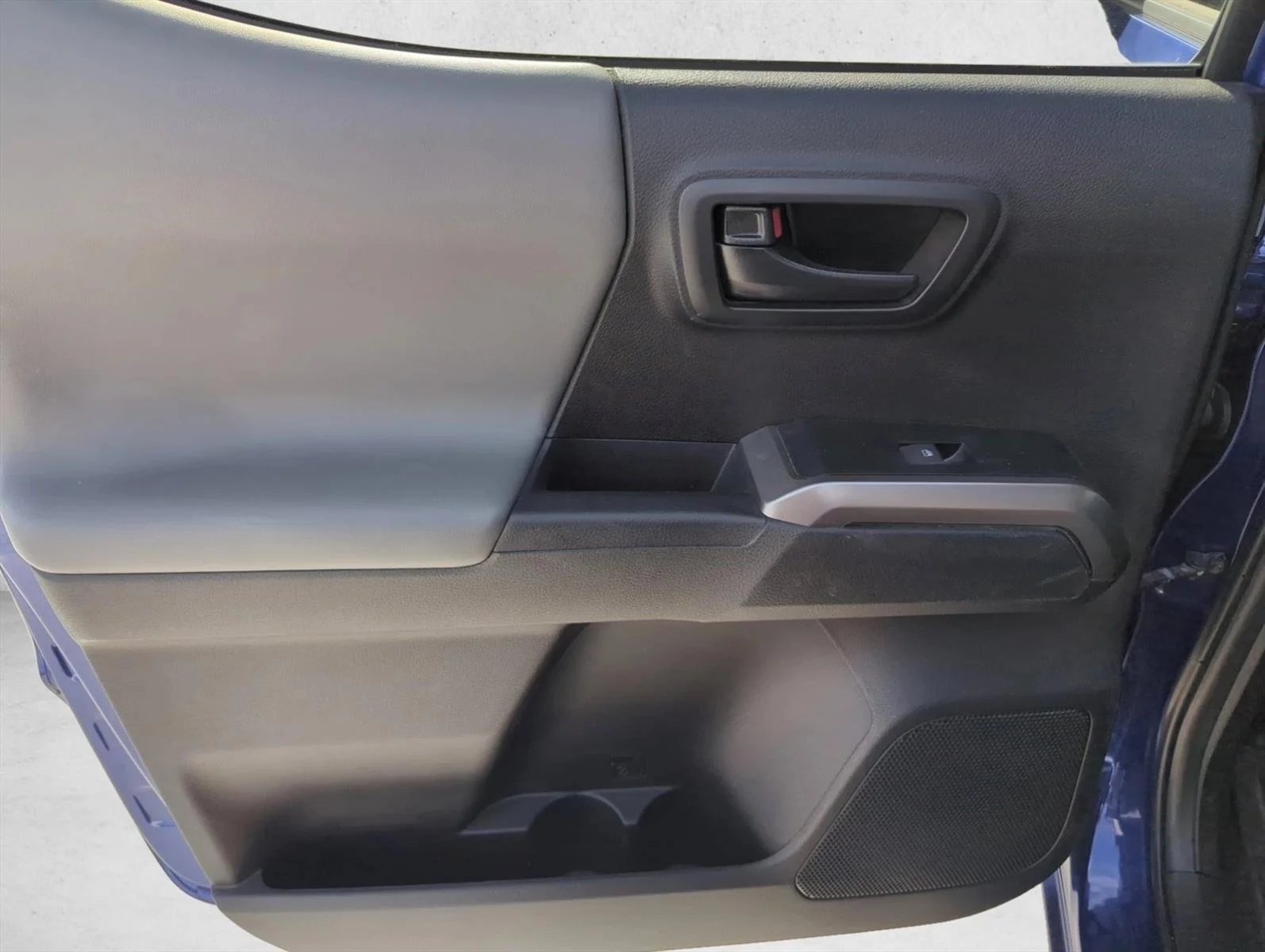 Used 2023 Blue Crush Metallic Toyota SR5 image 9