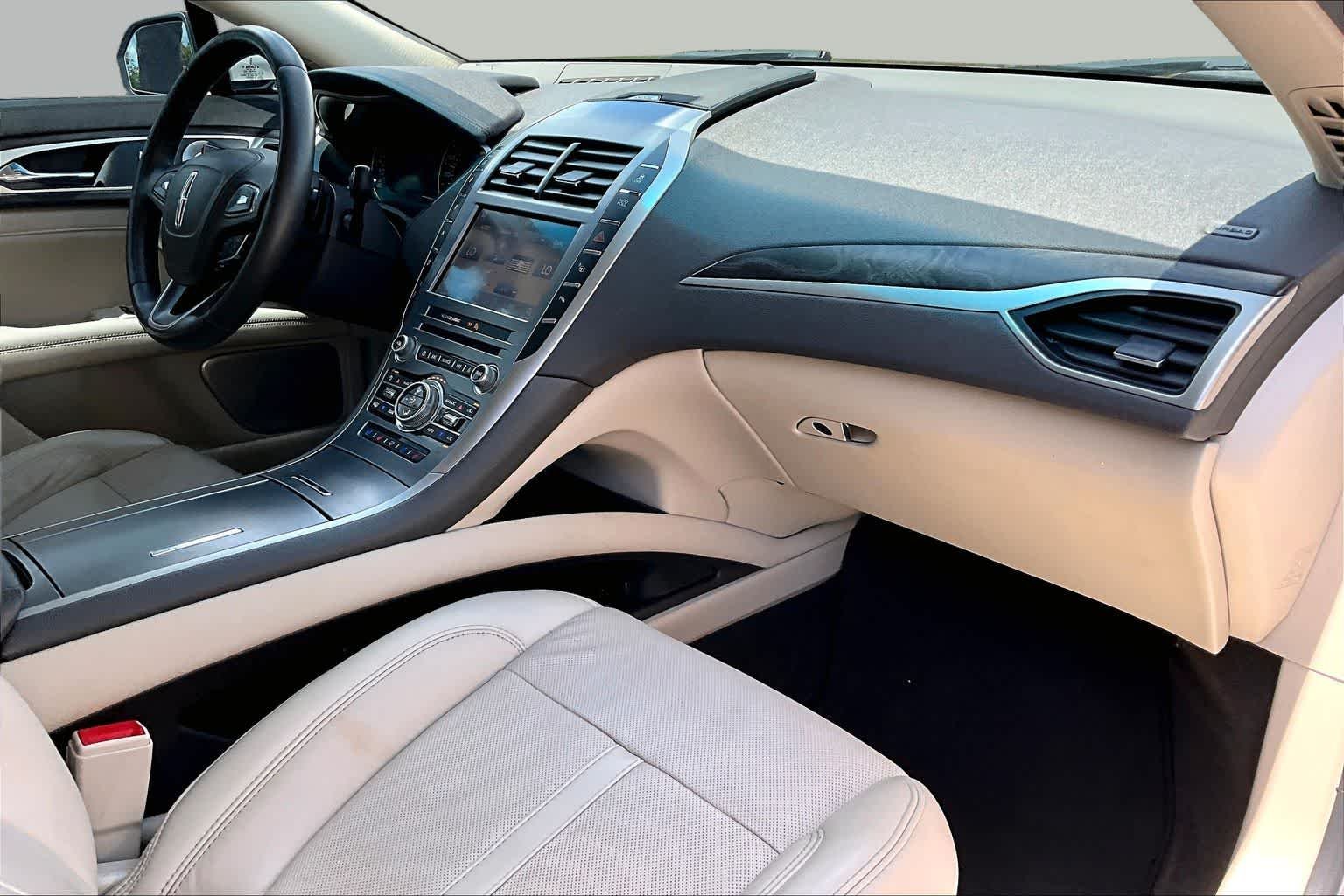 Used 2020 White Platinum Metallic Tri-Coat Lincoln Reserve image 19
