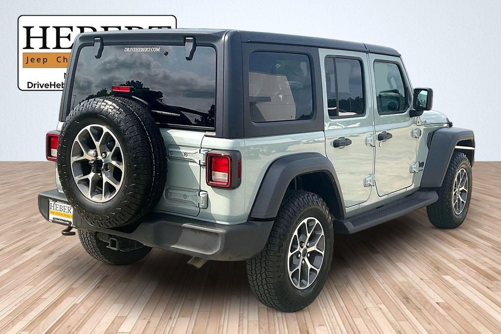 Used 2024  Jeep Sport S image 10