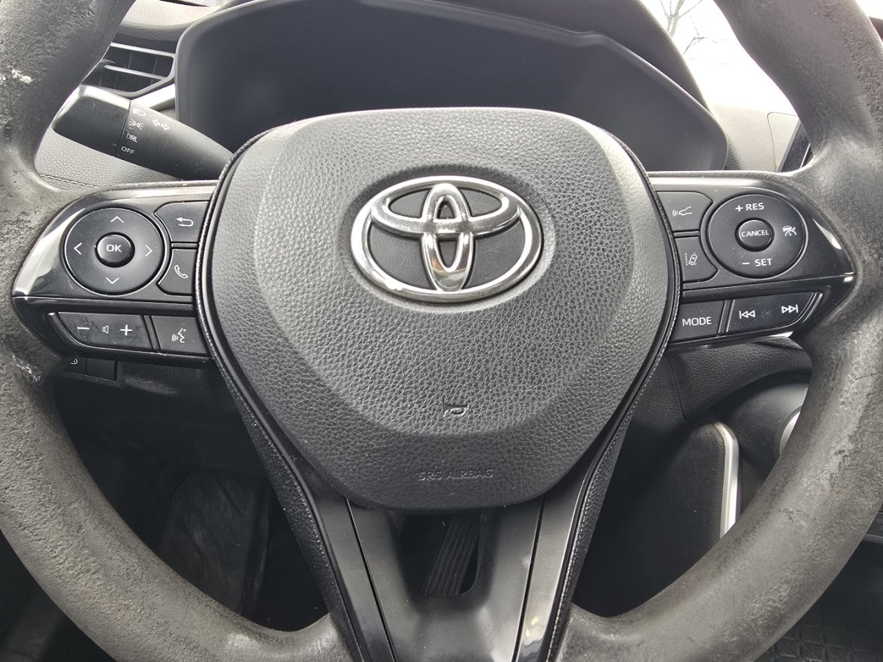 Used 2021 White Toyota LE image 15