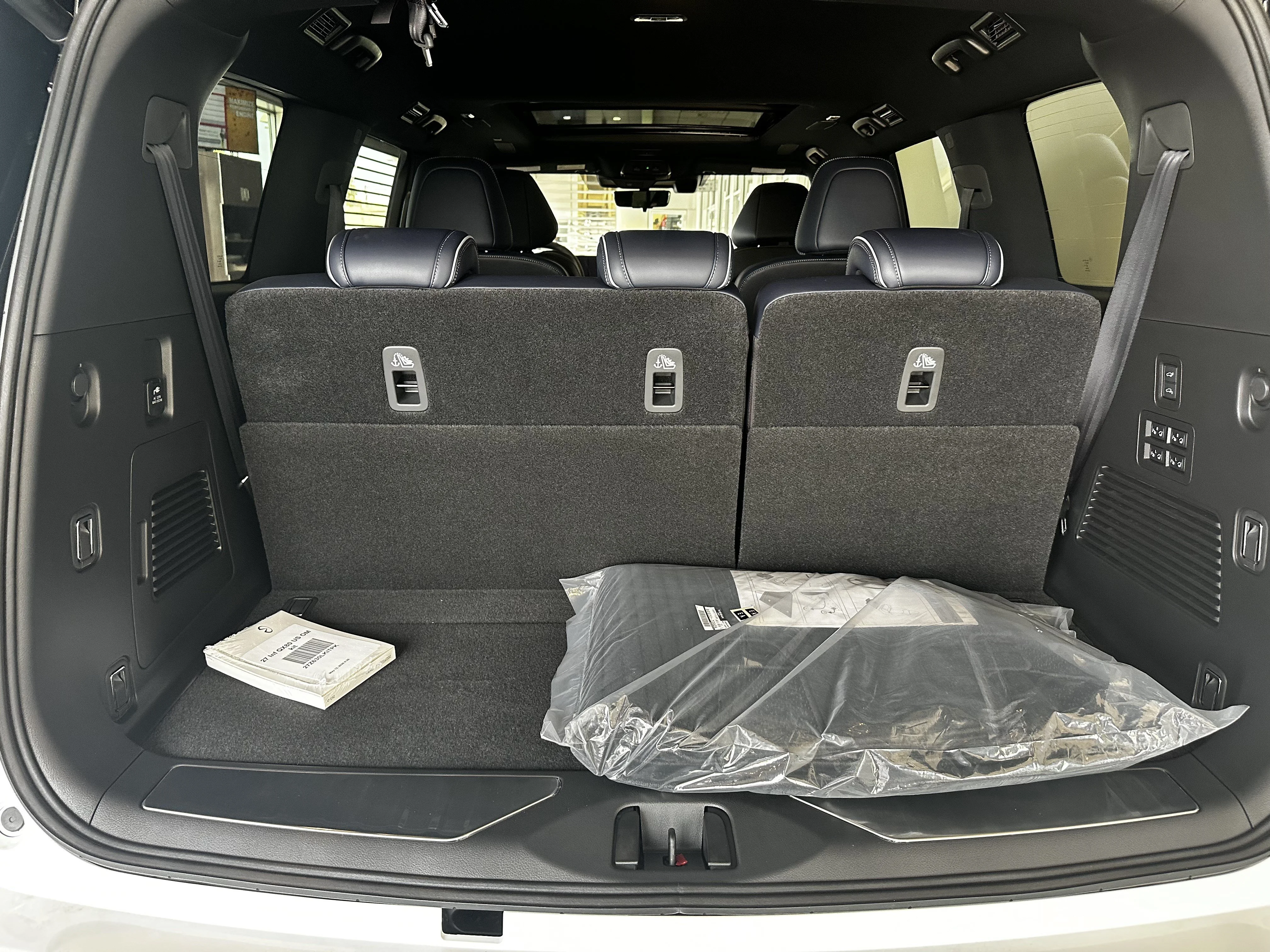 New 2027 2T RADIANT WHIT INFINITI Sport 4WD image 10