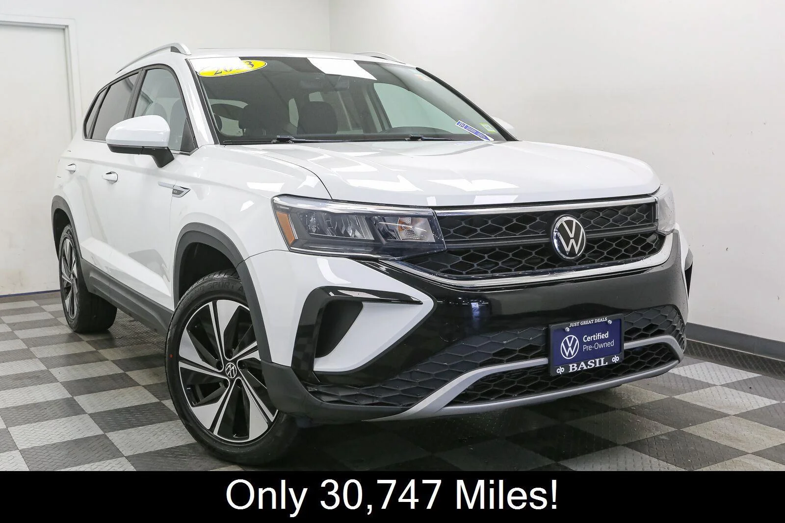 Used 2023 Pure White Volkswagen SE image 3