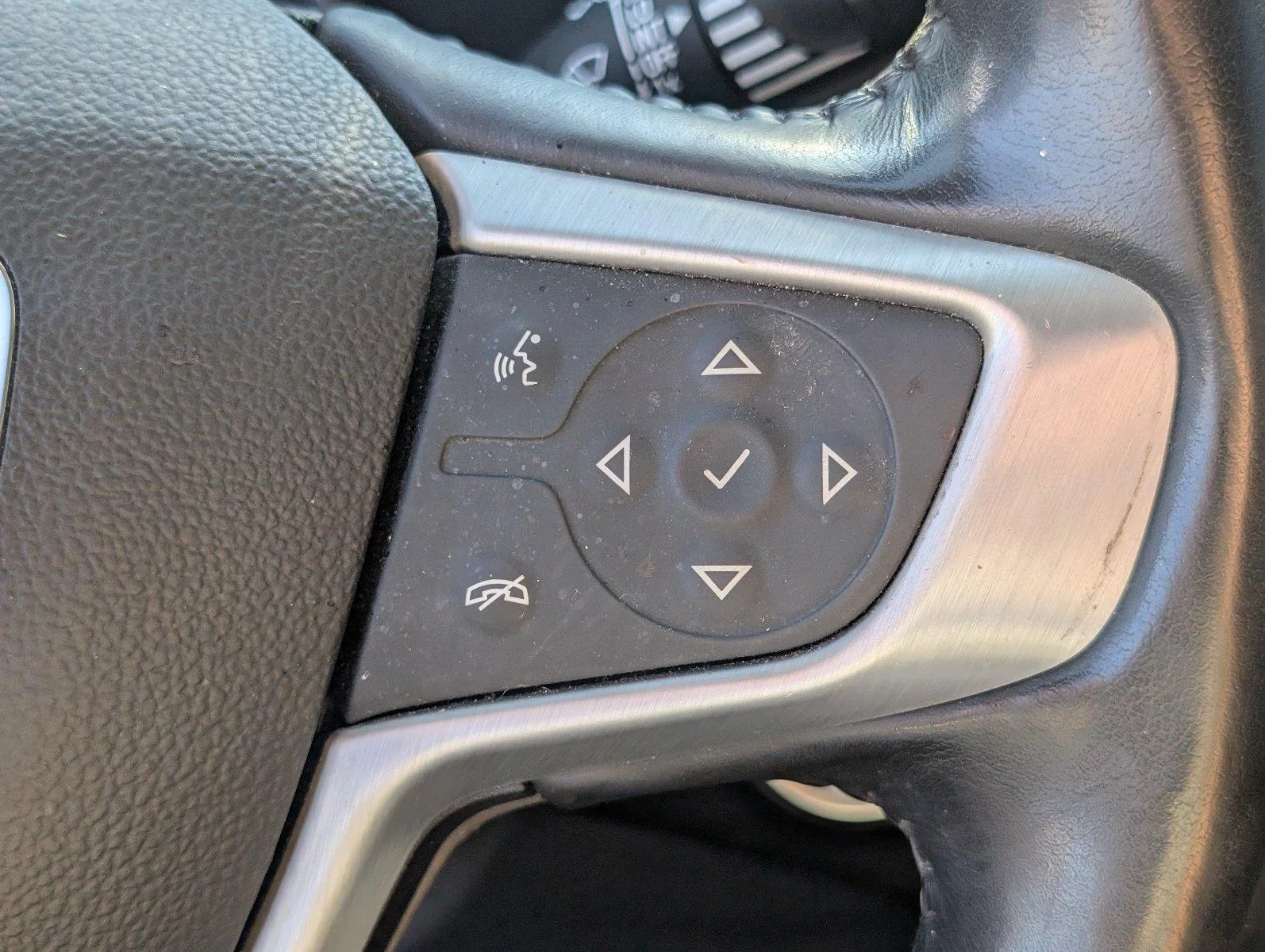 Used 2020 GRAPHITE GRAY METALLIC GMC SLE image 28