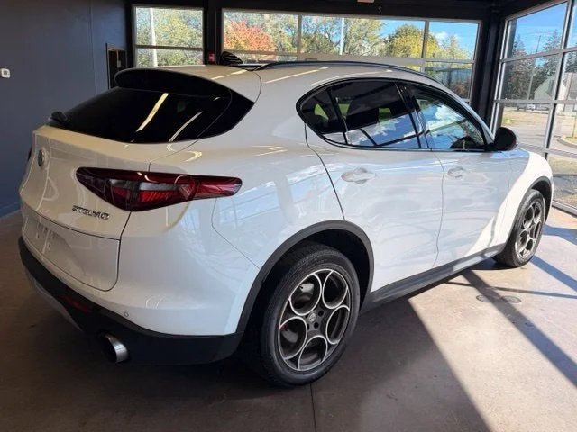 Used 2018 Alfa White Alfa Romeo Base image 5