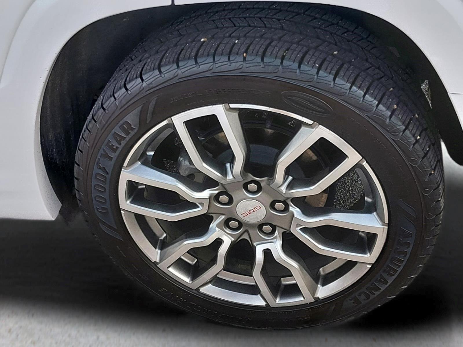 Used 2024 White Frost Tricoat GMC Denali image 12