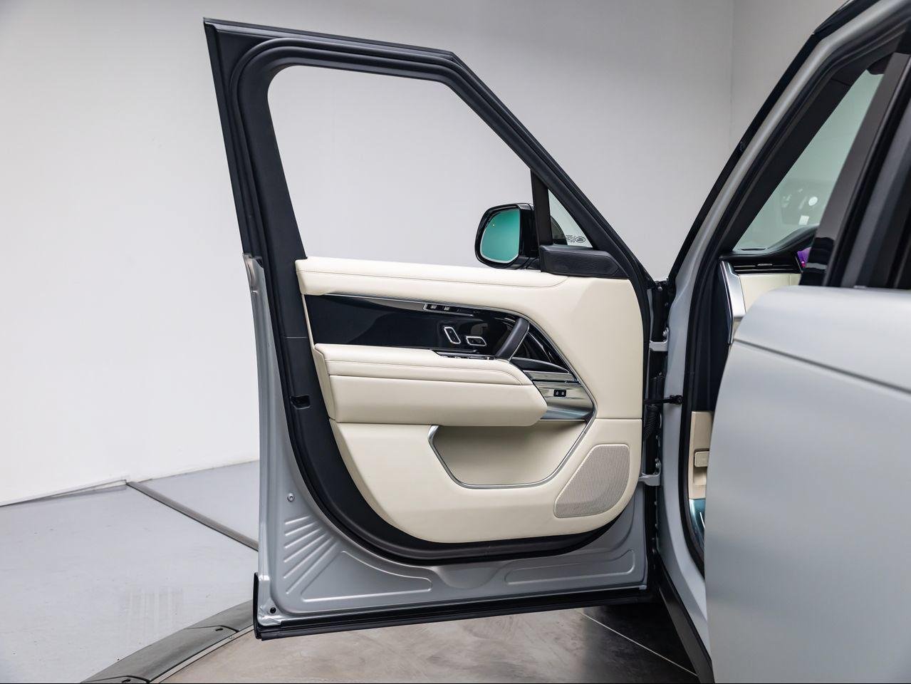 New 2026 Ethereal Frost Satin Land Rover P530 SE image 24