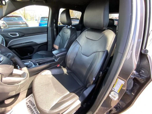 Used 2023 Gray Jeep Latitude Lux image 9