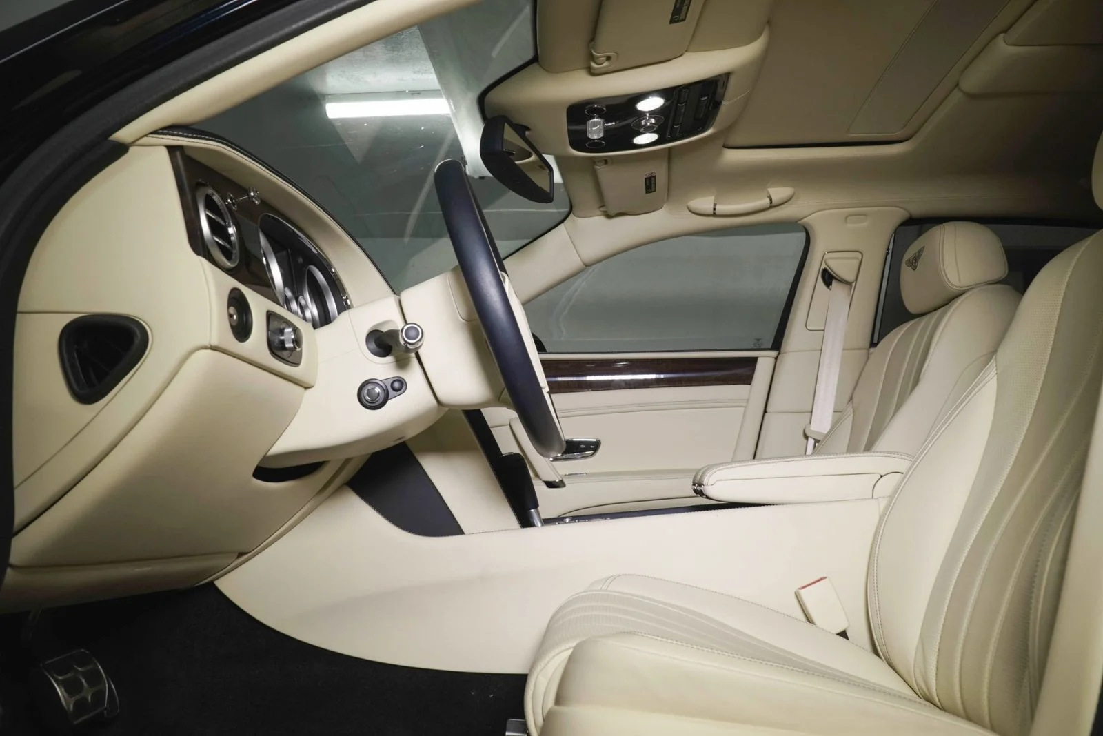 Used 2014  Bentley  image 14